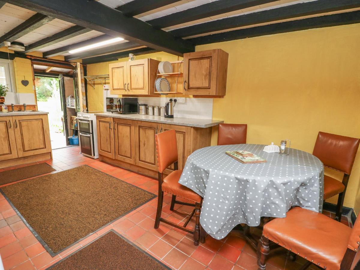 Caerau Farm House Лланидлос Экстерьер фото
