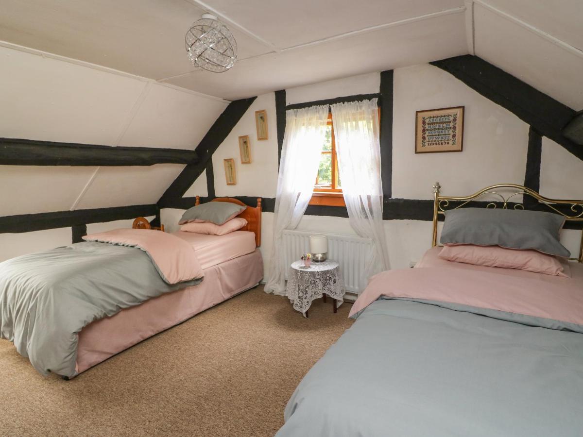 Caerau Farm House Лланидлос Экстерьер фото