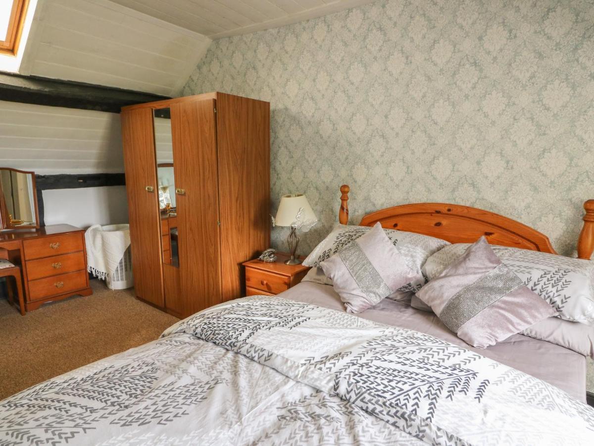 Caerau Farm House Лланидлос Экстерьер фото