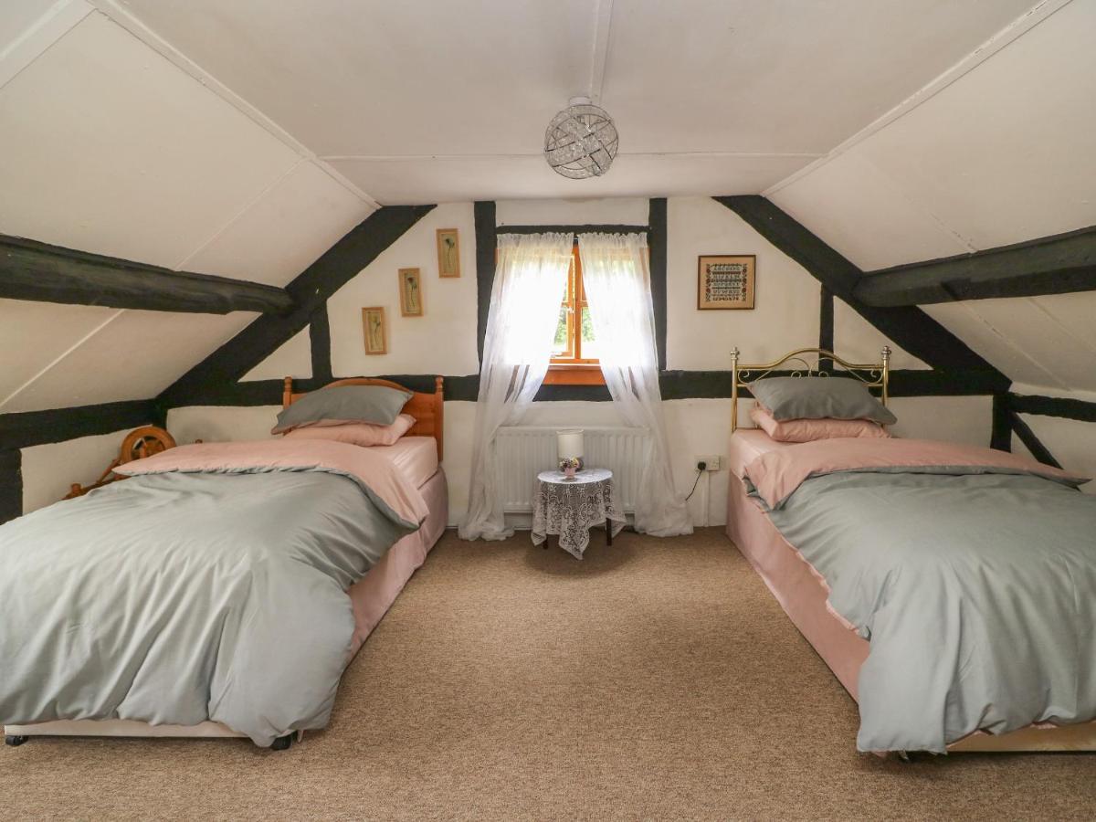 Caerau Farm House Лланидлос Экстерьер фото