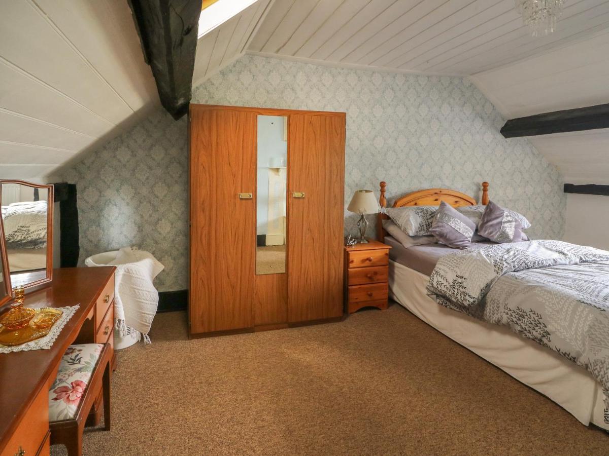 Caerau Farm House Лланидлос Экстерьер фото